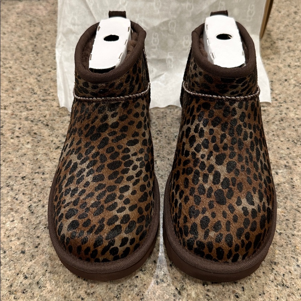 UGG® Classic Ultra mini boots in leopard print - Picture 3 of 10